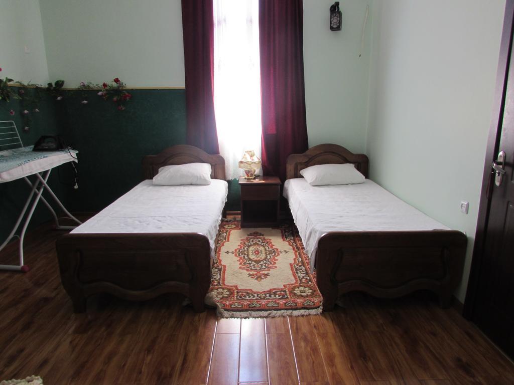 Guest House Nadejda Batoemi Buitenkant foto
