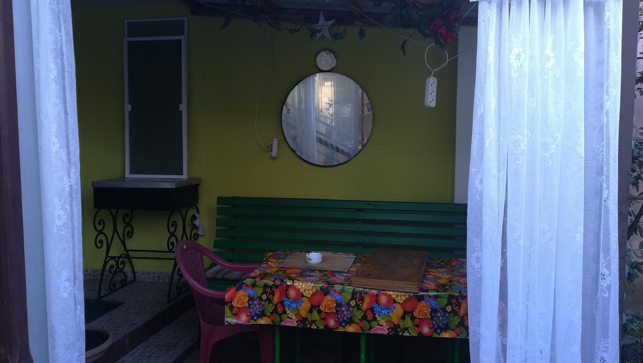 Guest House Nadejda Batoemi Buitenkant foto