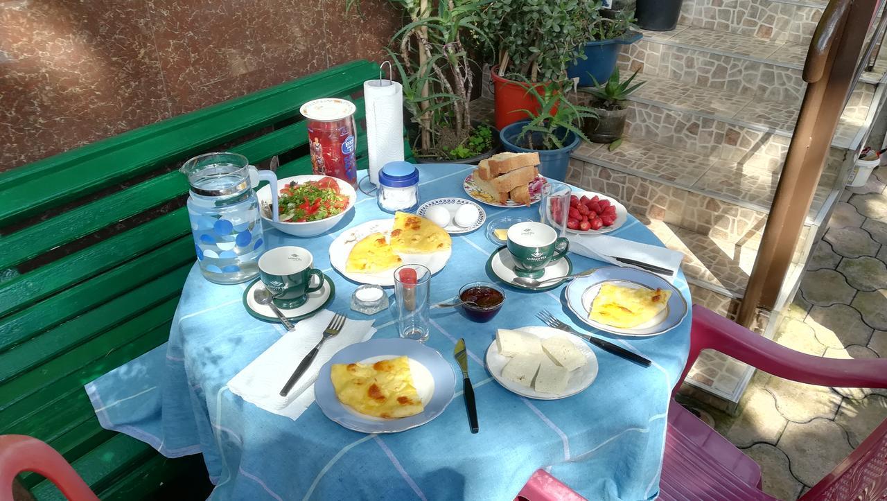 Guest House Nadejda Batoemi Buitenkant foto